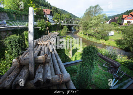 Vecchia zattera di legno nel villaggio storico di Schiltach. Con tali zattere di legno è stato acquistato per il Reno a spingersi ad Amsterdam. Foto Stock