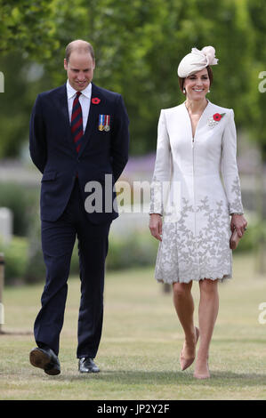 Il Duca e la Duchessa di Cambridge visitando Commonwealth War Graves cimitero della Commissione Bedford House nella periferia di Ypres, Belgio. Foto Stock