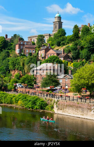 Chiesa di Santa Maria si affaccia canoisti sul fiume Severn a Bridgnorth, Shropshire. Foto Stock