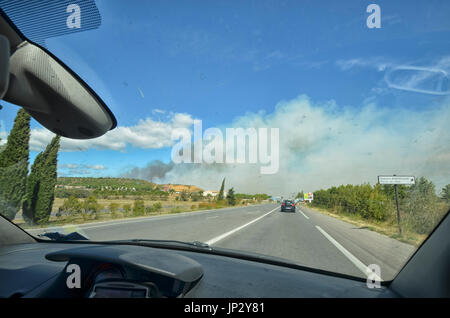 Vista di un incendio doloso dall'interno dell'auto Foto Stock