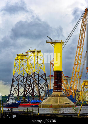 Flottante di grandi turbine eoliche fabbricato a Wallsend Nettuno cantiere Offshore Foto Stock