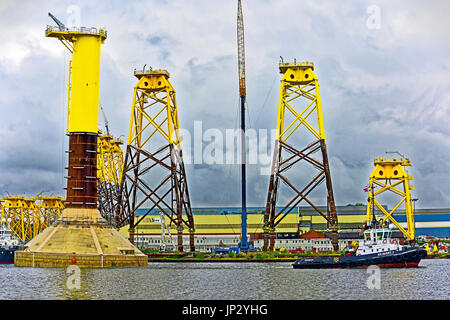 Flottante di grandi turbine eoliche fabbricato a Wallsend Nettuno cantiere Offshore Foto Stock