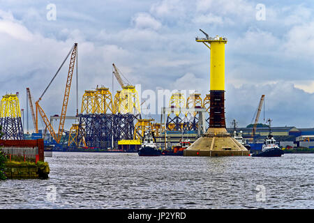 Flottante di grandi turbine eoliche fabbricato a Wallsend Nettuno cantiere Offshore Foto Stock