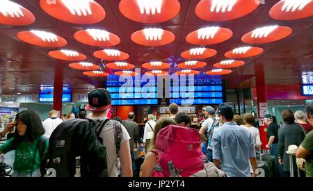 Praga, Repubblica Ceca - 28 luglio 2017: i viaggiatori in attesa di un treno in partenza hall e cercando su un scheda di partenza in Prague main railway statio Foto Stock