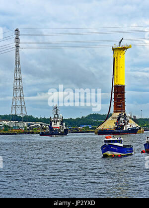 Flottante di grandi turbine eoliche fabbricato a Wallsend Nettuno cantiere Offshore Foto Stock