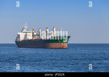 Green portarinfuse con rosso linea di galleggiamento. Svuotare nave cargo vele sul Mar Nero Foto Stock