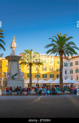 Sassari Sardegna, vista della piazza principale - Piazza d'Italia - nella provincia di Sassari, Sardegna, su una sera d'estate. Foto Stock