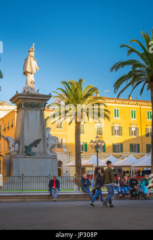 Sassari Sardegna piazza, passeggiata scena in una serata estiva in Piazza d'Italia a Sassari Sardegna del nord. Foto Stock