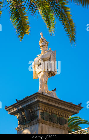 Sassari Sardegna piazza, statua del Re Vittorio Emanuele II ubicato sulla sommità di una colonna al centro della piazza d'Italia a Sassari, Sardegna. Foto Stock