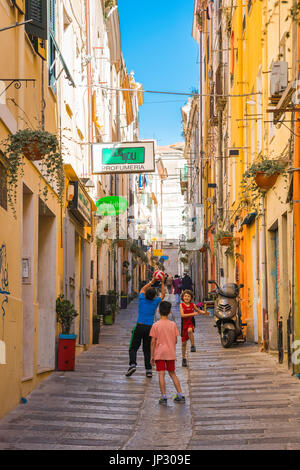 Sassari Sardegna street, i bambini a giocare a calcio in Via Turritana nel quartiere della città vecchia di Sassari, Sardegna. Foto Stock