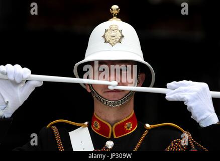 Bugler Jason Morris dal ammassato bande di Sua Maestà la Royal Marines durante un photocall sul Castello di Edimburgo esplanade dopo la Royal Edinburgh Tattoo militare programma era stato rivelato da Brigadiere Generale David Allfrey, chief executive e produttore del tatuaggio. Foto Stock