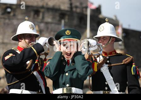 Buglers Sergente Nathan Crossley(l) e Jason Morris dal ammassato bande di Sua Maestà la Royal Marines con il sergente Ayami Nakama dal Giappone del suolo Self Defence Force fascia centrale durante un photocall sul Castello di Edimburgo esplanade dopo la Royal Edinburgh Tattoo militare programma era stato rivelato da Brigadiere Generale David Allfrey, chief executive e produttore del tatuaggio. Foto Stock