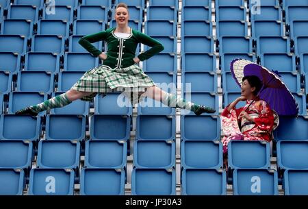 Highland Ballerina Caroline Drummond dal tatuaggio di Danza di Società con Michiko Matsunaga dal Giappone del suolo Self Defence Force fascia centrale che svolgono nel sorge sul Castello di Edimburgo esplanade dopo la Royal Edinburgh Tattoo militare programma era stato rivelato da Brigadiere Generale David Allfrey, chief executive e produttore del tatuaggio. Foto Stock