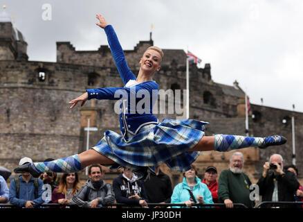 Highland Elayne ballerino Seaton del tatuaggio di Danza di Società esegue sul Castello di Edimburgo esplanade dopo la Royal Edinburgh Tattoo militare programma era stato rivelato da Brigadiere Generale David Allfrey, chief executive e produttore del tatuaggio. Foto Stock