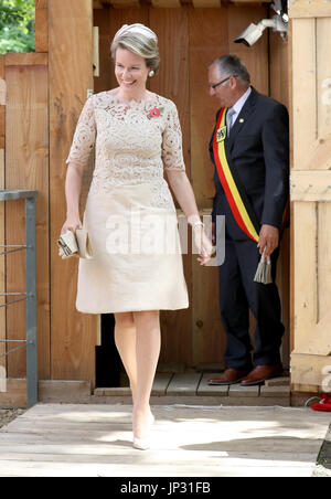 Regina Mathilde del Belgio all'apertura ufficiale della chiesa Zonnebeke piroga, una conservata prima guerra mondiale piroga costruito da truppe alleate al di sotto di una chiesa in Zonnebeke, Belgio, in occasione del centenario della Passchendaele. Foto Stock