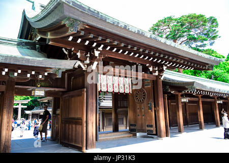 Stile giapponese di gate al Tempio di Meiji situato in Shibuya, Tokyo Foto Stock