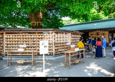 Molti di legno tavolette votive al Tempio di Meiji in Shibuya, Tokyo, Giappone Foto Stock