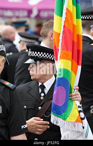Merseyside poliziotti prendendo parte al Liverpool Pride Parade attraverso il centro di Liverpool 2017 Foto Stock