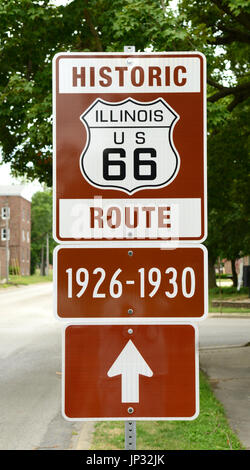 La storica Route 66 sign in Illinois che mostra il percorso che è stato utilizzato durante gli anni 1926-1930 che è stato il primo percorso che è stato creato per la histo Foto Stock