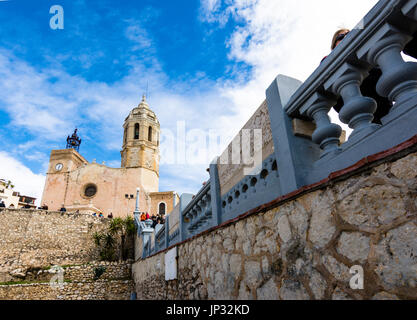 Punto di fuga vista di Iglesia de Sant Bartomeu mi Santa Tecla a Sitges, Spagna Foto Stock