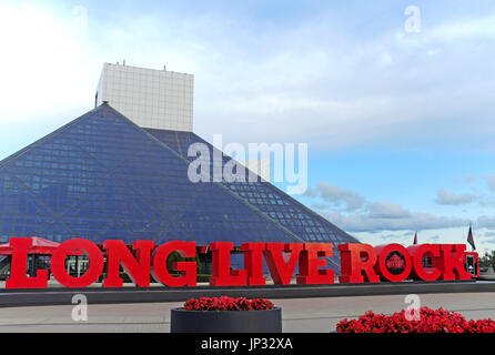 Il Rock and Roll Hall of Fame in Cleveland Ohio, è stato progettato da I.M. Pei diventando una meta nel midwest degli Stati Uniti. Foto Stock