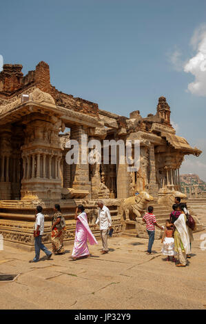 Popolo Indiano a Vijaya Vittala tempio, Hampi, Karnataka, India Foto Stock