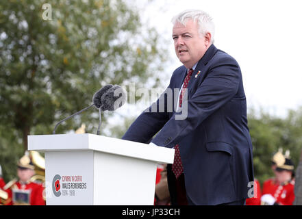 Primo Ministro Carwyn Jones dà una lettura presso il Welsh Servizio Nazionale del ricordo presso il Welsh National Memorial Park di Langemark vicino a Ypres, Belgio, in occasione del centenario della Passchendaele. Foto Stock