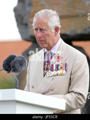 Il Principe di Galles frequentando il Welsh Servizio Nazionale del ricordo presso il Welsh National Memorial Park di Langemark vicino a Ypres, Belgio, in occasione del centenario della Passchendaele. Foto Stock