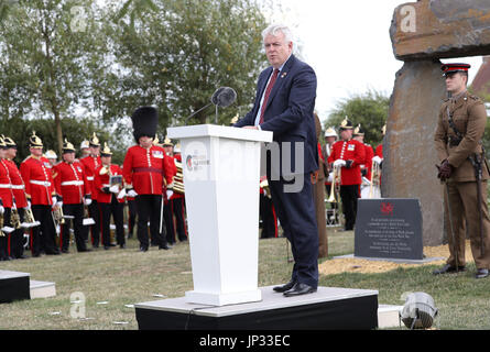 Primo Ministro Carwyn Jones dà una lettura presso il Welsh Servizio Nazionale del ricordo presso il Welsh National Memorial Park di Langemark vicino a Ypres, Belgio, in occasione del centenario della Passchendaele. Foto Stock