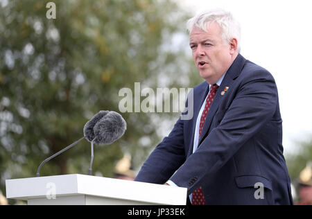 Primo Ministro Carwyn Jones dà una lettura presso il Welsh Servizio Nazionale del ricordo presso il Welsh National Memorial Park di Langemark vicino a Ypres, Belgio, in occasione del centenario della Passchendaele. Foto Stock