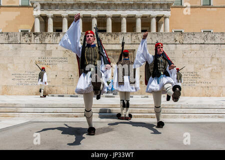 Cambio della guardia di fronte al parlamento greco edificio, Atene, Attica, Grecia Foto Stock
