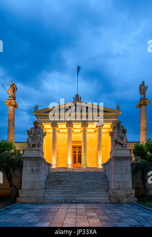 Vista notturna dell'edificio principale dell'ACCADEMIA DI ATENE Atene, Attica, Grecia Foto Stock