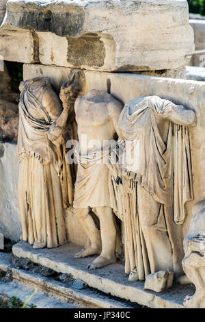 Rilievi presso il Teatro di Dioniso Eleuthereus, Acropoli di Atene, Attica, Grecia Foto Stock