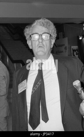 Tam Dalyell, partito laburista membro del Parlamento per Linlithgow, assiste la conferenza delle parti a Brighton, Inghilterra il 5 ottobre 1989. Foto Stock