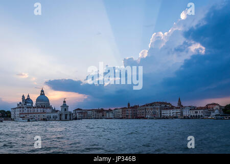 Venezia e cloud/formazione al tramonto Foto Stock