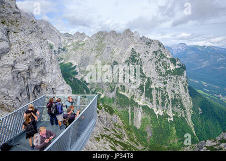 AlpspiX e vista da Alpspitze oltre a Garmisch Partenkirchen, Garmisch-Partenkirchen, Alta Baviera, Baviera, Germania Foto Stock