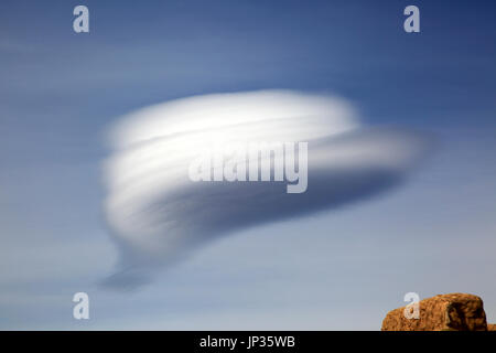 Nube lenticolare, altocumulus lenticularis, realizzato al di sopra delle Montagne Alpujarras, Almeria, Spagna Foto Stock