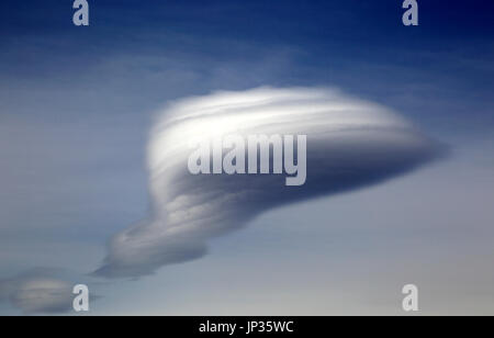 Nube lenticolare, altocumulus lenticularis, realizzato al di sopra delle Montagne Alpujarras, Almeria, Spagna Foto Stock