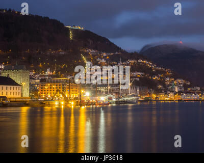 Bergen, Norvegia - 12 Febbraio 2017: storico colorato, magazzini di legno sul Bryggen Wharf di notte. Foto Stock