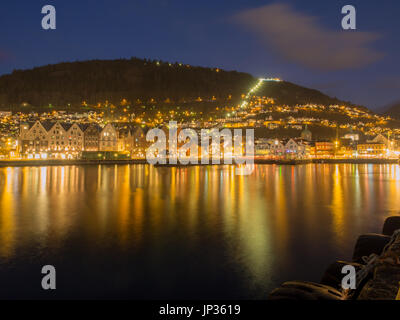 Bergen, Norvegia - 12 Febbraio 2017: storico colorato, magazzini di legno sul Bryggen Wharf di notte. Foto Stock