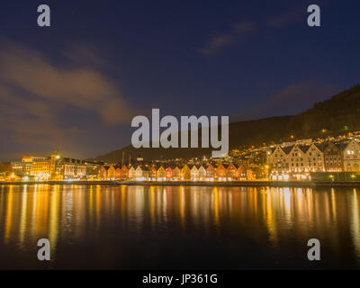 Bergen, Norvegia - 12 Febbraio 2017: storico colorato, magazzini di legno sul Bryggen Wharf di notte. Foto Stock