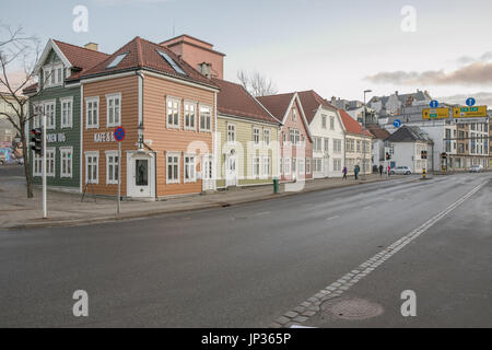 Bergen, Norvegia - 12 Febbraio 2017: giallo, verde e bianco case di legno con tetti di tegole in Scandinavia Foto Stock