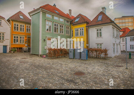 Bergen, Norvegia - 12 Febbraio 2017: giallo, verde e bianco case di legno con tetti di tegole in Scandinavia Foto Stock