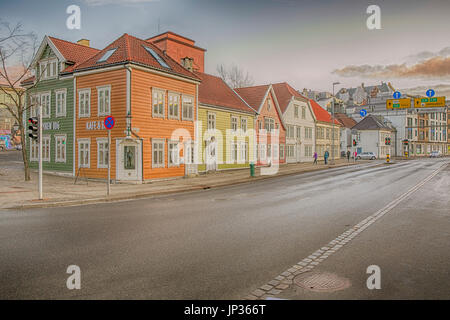 Bergen, Norvegia - 12 Febbraio 2017: giallo, verde e bianco case di legno con tetti di tegole in Scandinavia Foto Stock