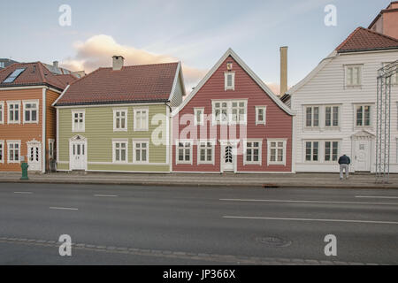 Bergen, Norvegia - 12 Febbraio 2017: giallo, verde e bianco case di legno con tetti di tegole in Scandinavia Foto Stock