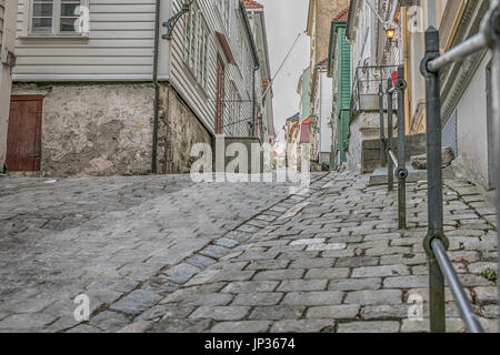 Bergen, Norvegia - 12 Febbraio 2017: giallo, verde e bianco case di legno con tetti di tegole in Scandinavia Foto Stock