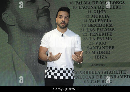 Luis Fonsi riceve un premio per il 'Despacito' dalle mani di Narcis Rebollo dotate: Luis Fonsi dove: Madrid, Spagna Quando: 30 giu 2017 Credit: Oscar Gonzalez/WENN.com Foto Stock