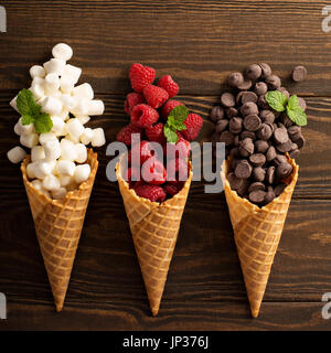 Per Ingrediens smore il dolce in un cono di cialda Foto Stock