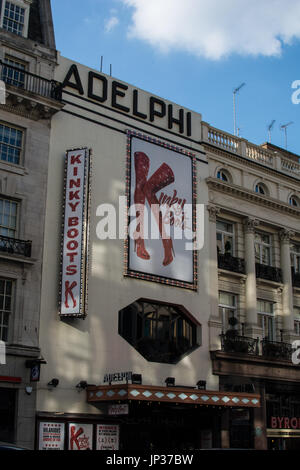 Adelphi Theatre a Londra Inghilterra British Kinky Boots giocare giocatori famoso edificio segno segni pilastri progettazione d'imbarco gioco attori attore atto Foto Stock