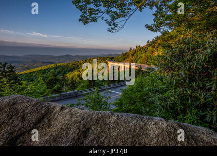 La mattina presto luce su Linn Cove il viadotto in Carolina del Nord Foto Stock